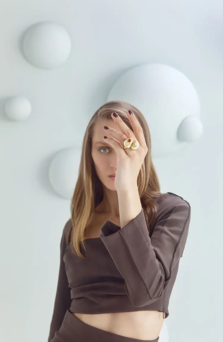 Big gold ring with stones