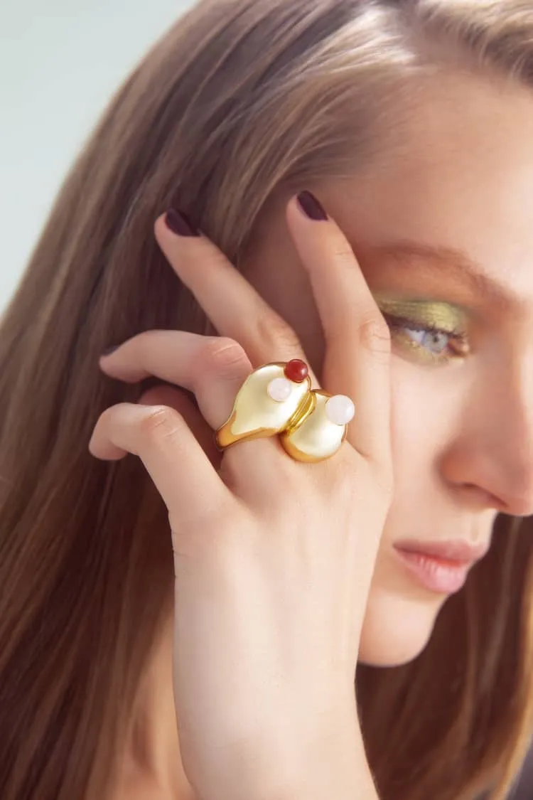 Big gold ring with stones