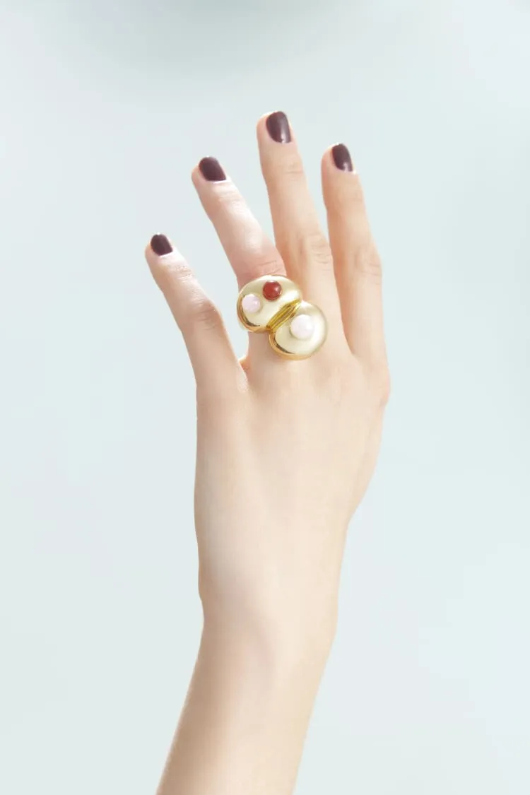 Big gold ring with stones