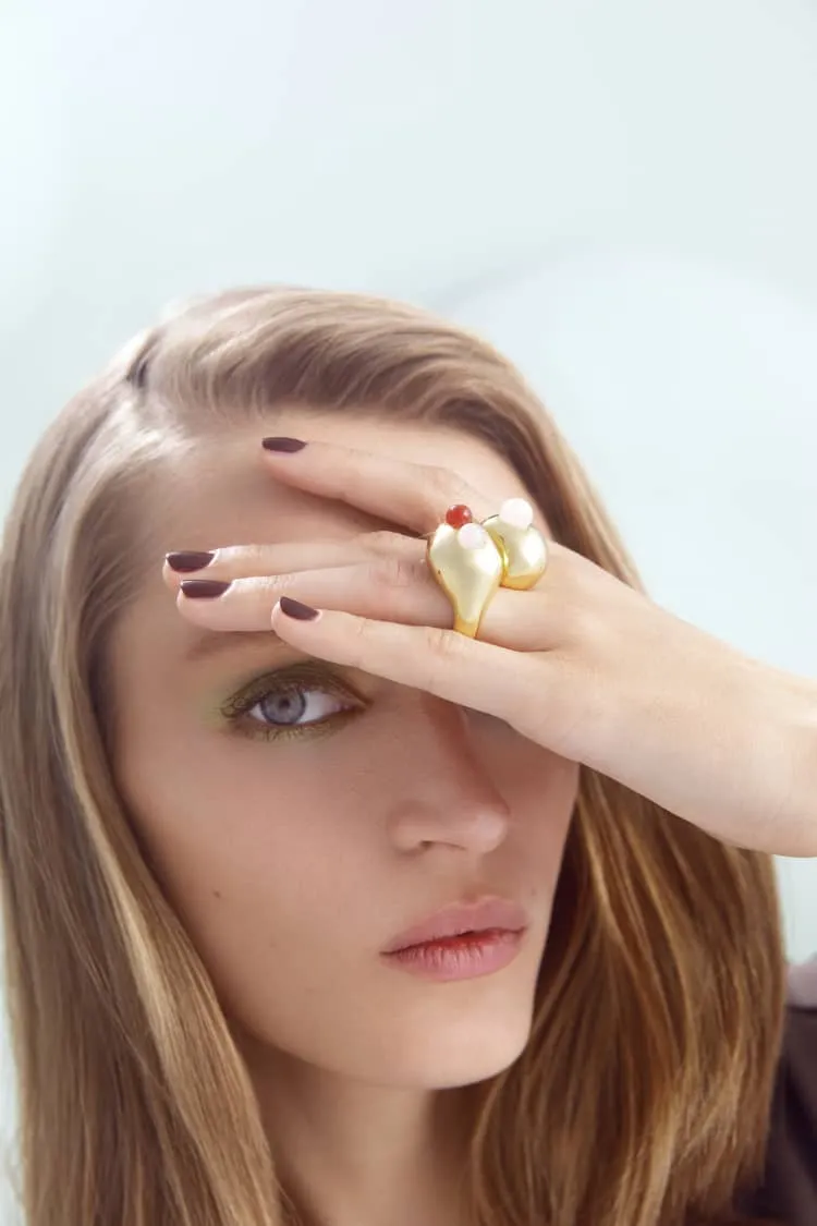 Big gold ring with stones